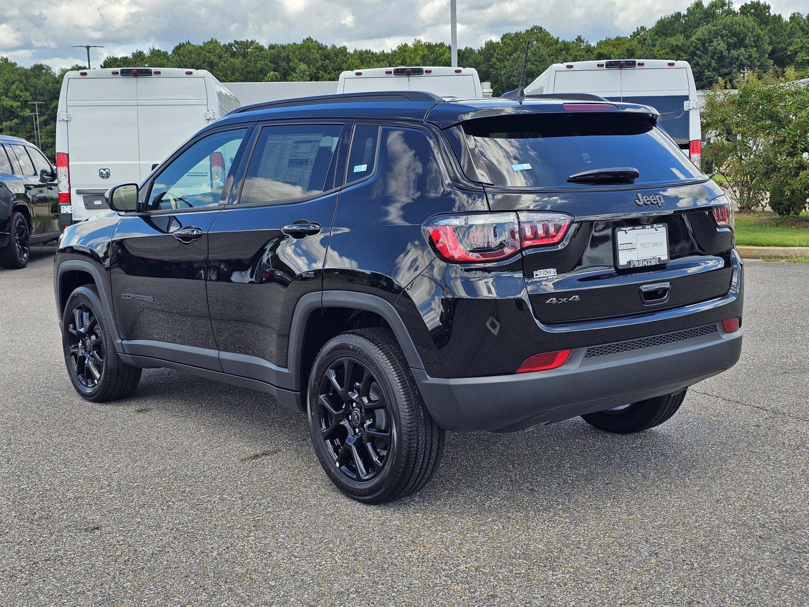 New 2026 Diamond Black Crystal Pearlcoat Jeep Latitude Altitude image 12