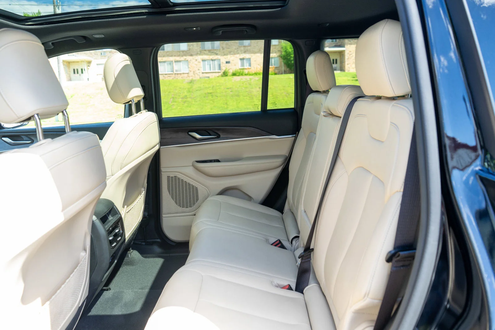 Used 2023 Diamond Black Crystal Pearlcoat Jeep Limited image 30