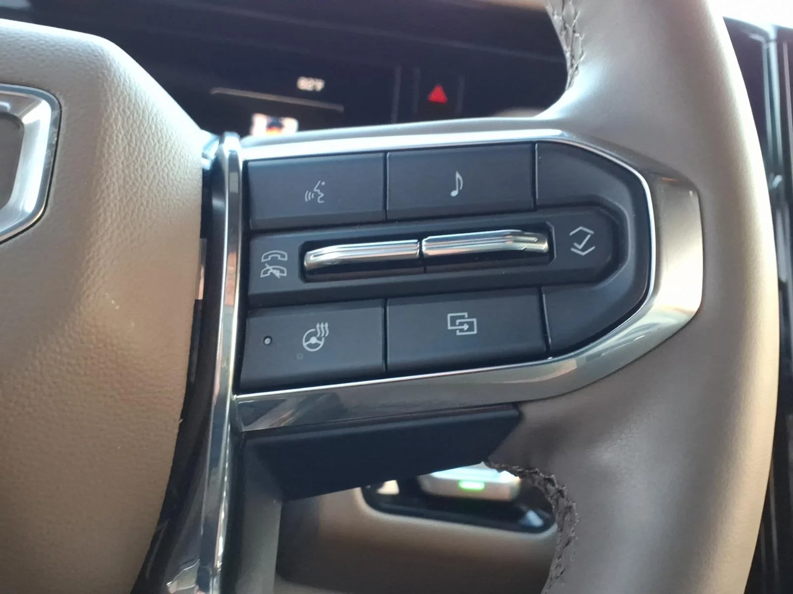 Used 2025 White GMC Denali image 23