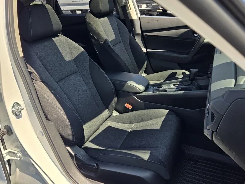 Used 2025 Platinum White Pearl Honda SE image 16