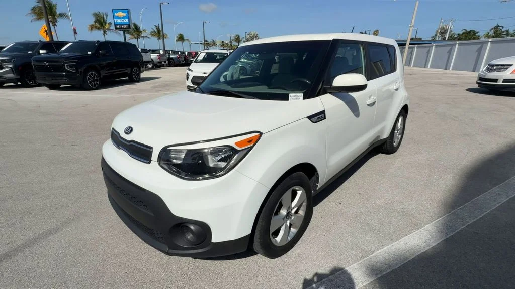 Used 2018 White Kia Base image 4