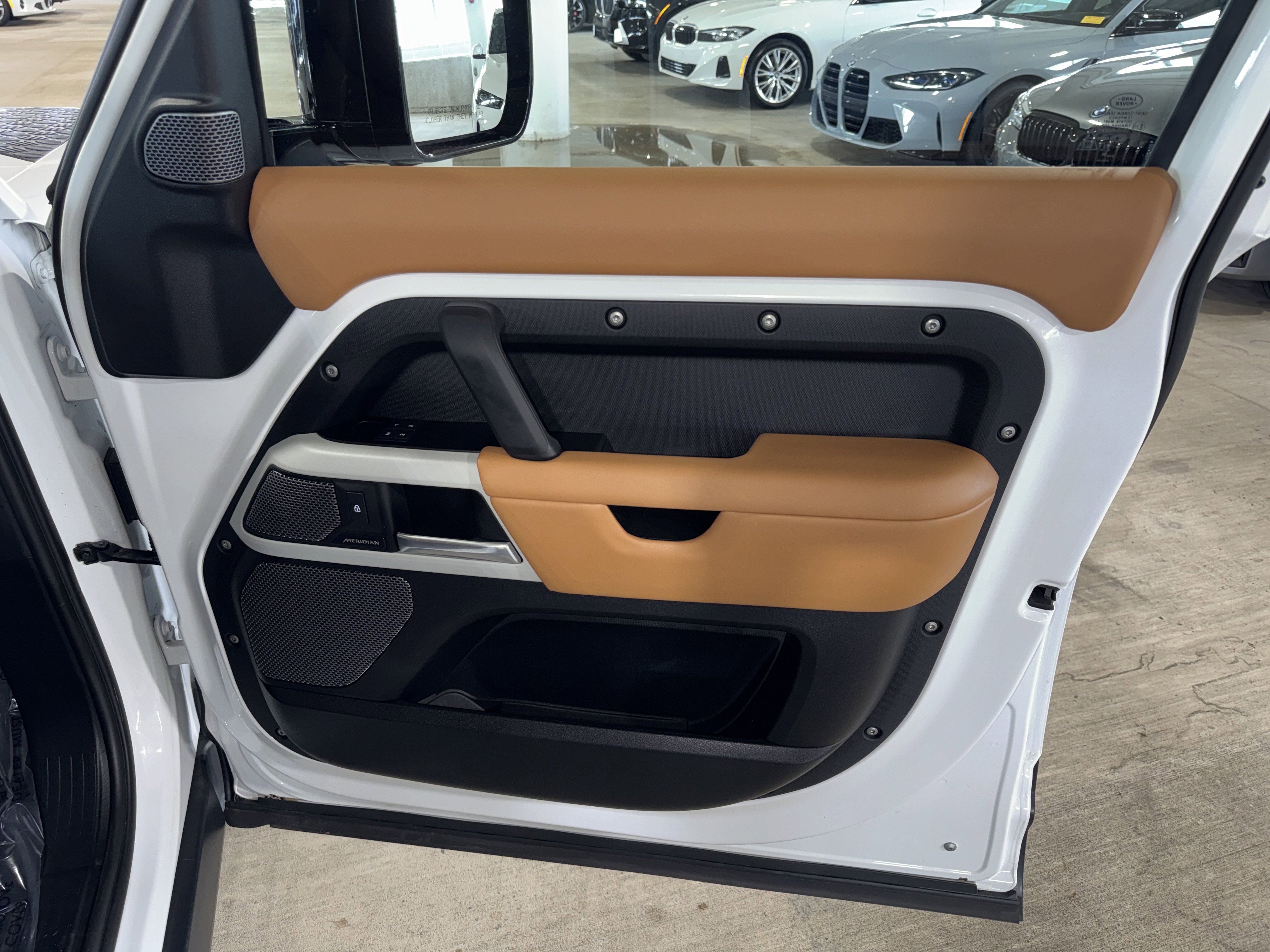 Used 2024 Fuji White Land Rover SE image 9