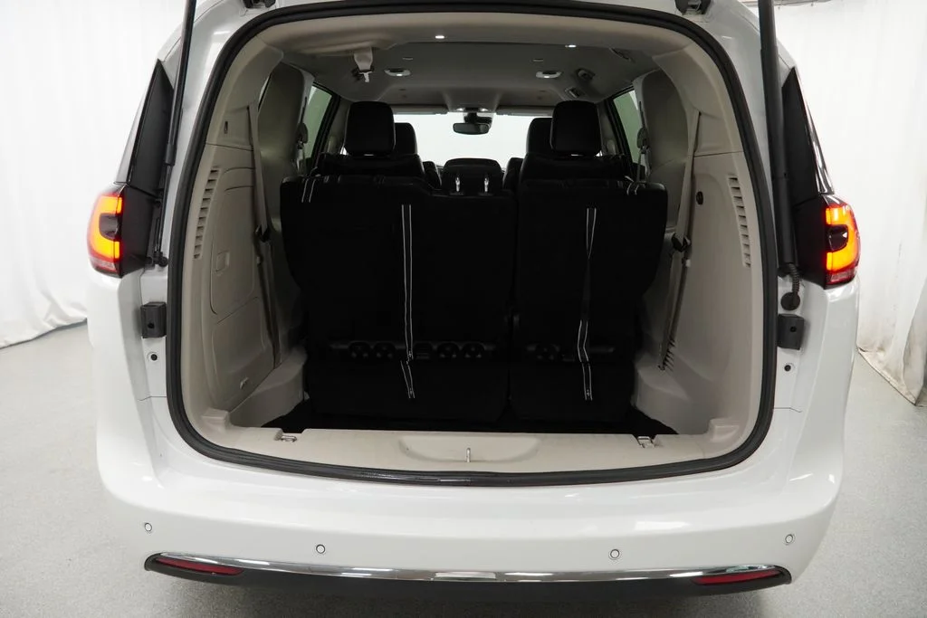 Used 2024 White Chrysler Select image 38
