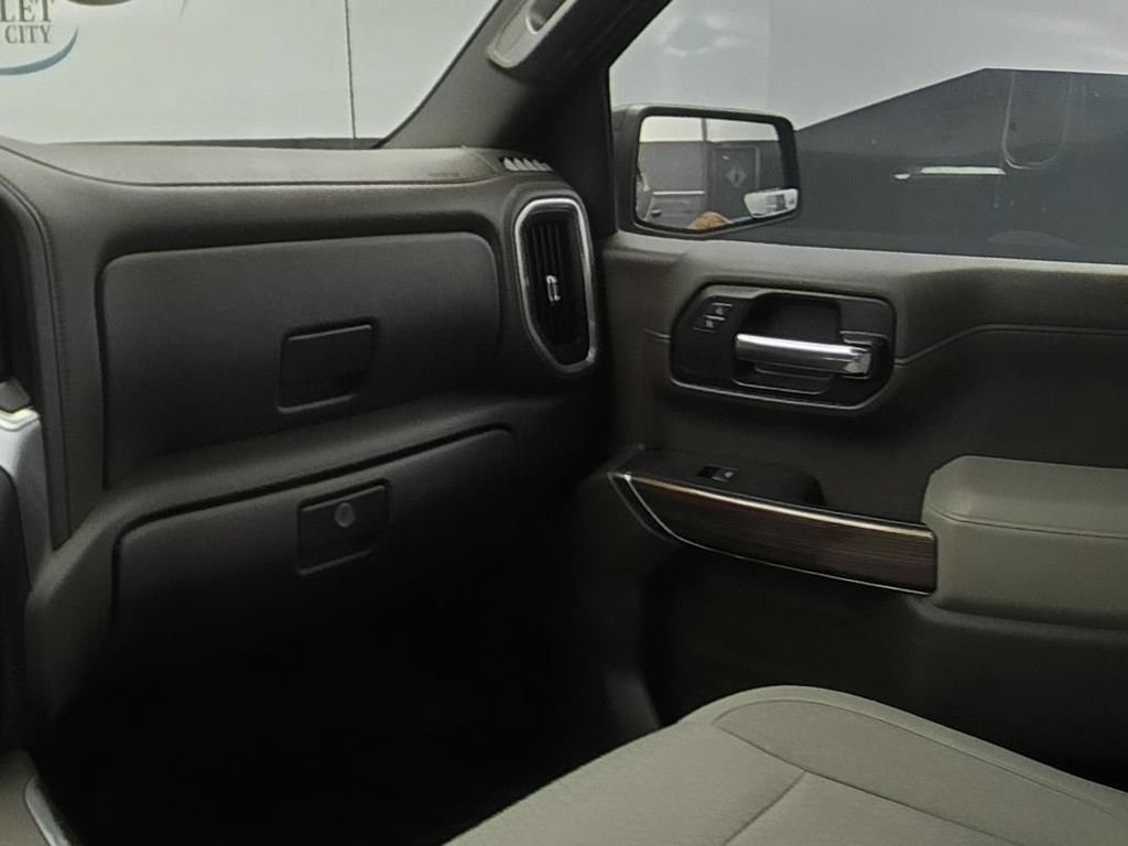 Used 2019 BLACK Chevrolet RST image 16
