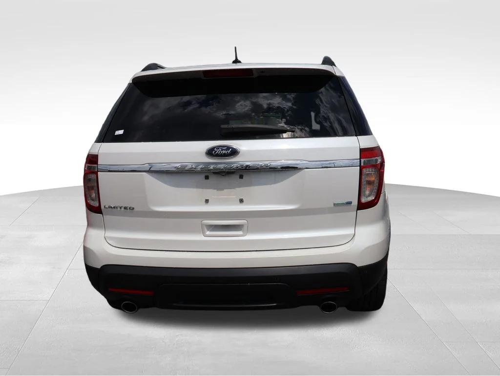 Used 2014 White Platinum Clearcoat Metallic Ford Limited image 16