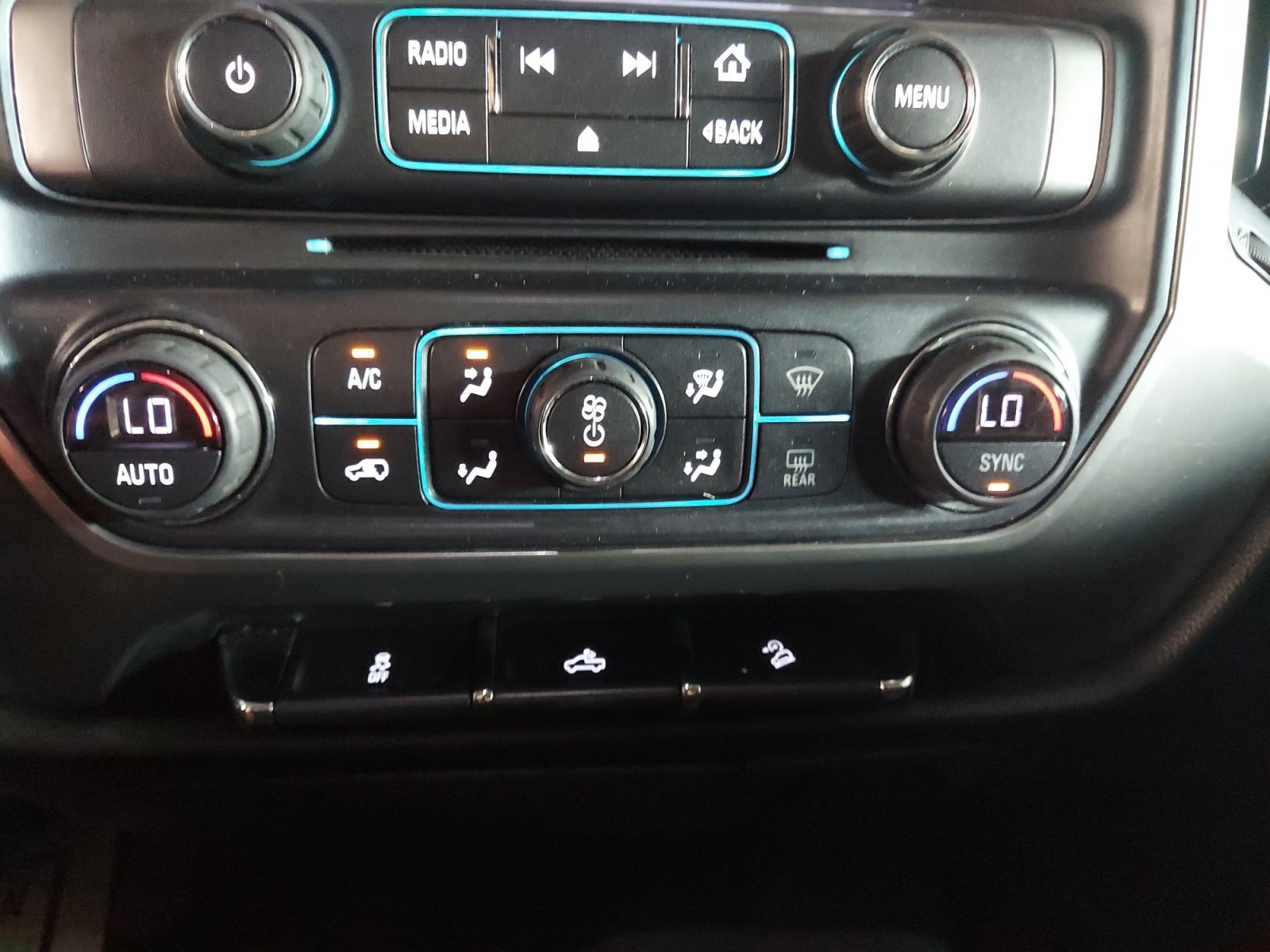 Used 2018 Iridescent Pearl Tricoat Chevrolet LT image 18