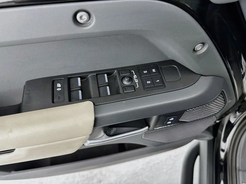 Used 2024 Black Land Rover X-Dynamic SE image 18