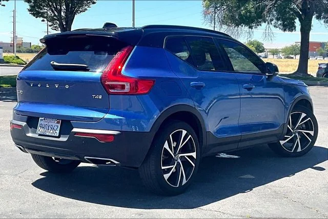 Used 2020 Blue Metallic Volvo R-Design image 13