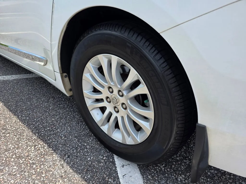 Used 2011  Toyota XLE AAS image 31