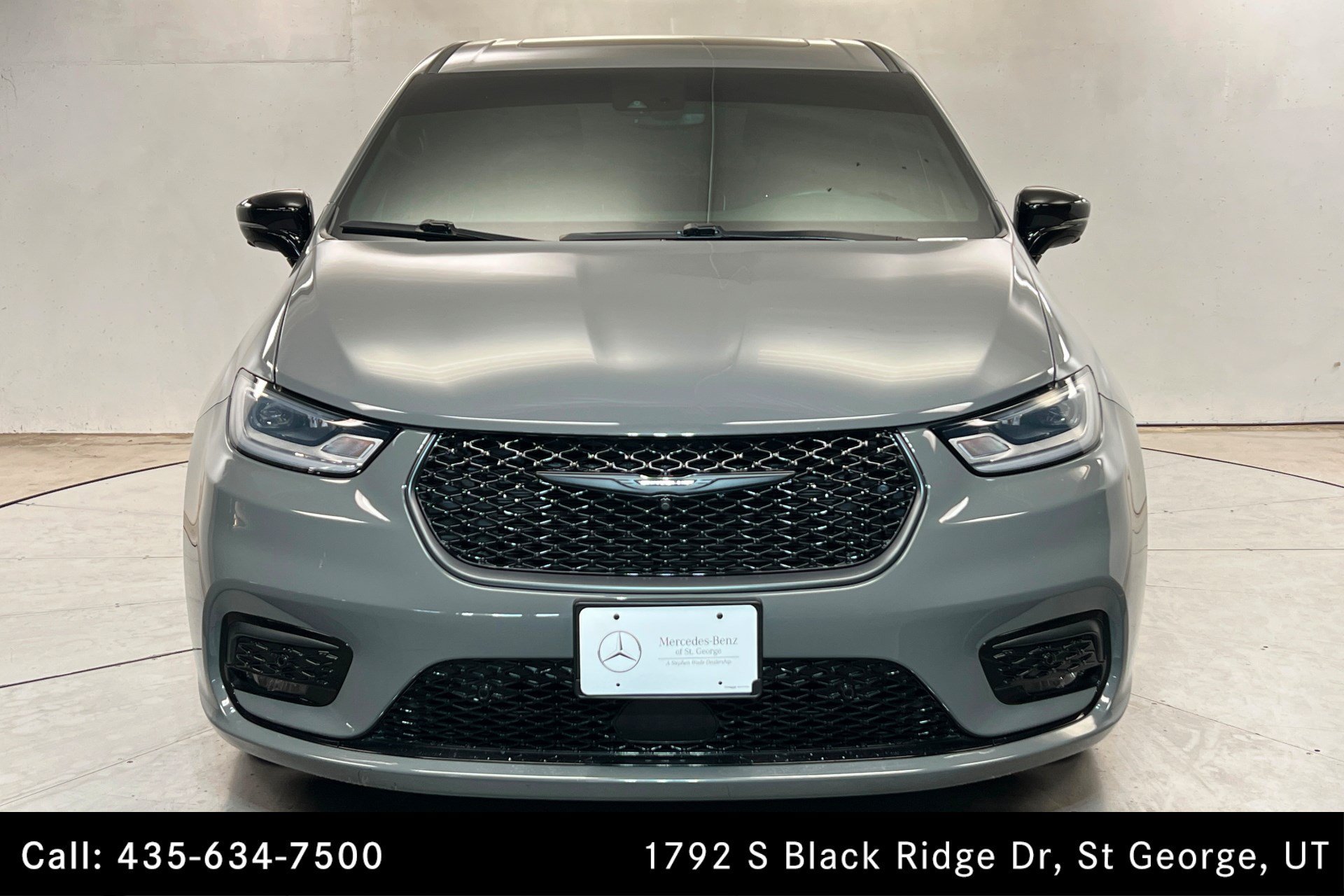 Used 2023 Ceramic Gray Clearcoat Chrysler Hybrid Limited image 9