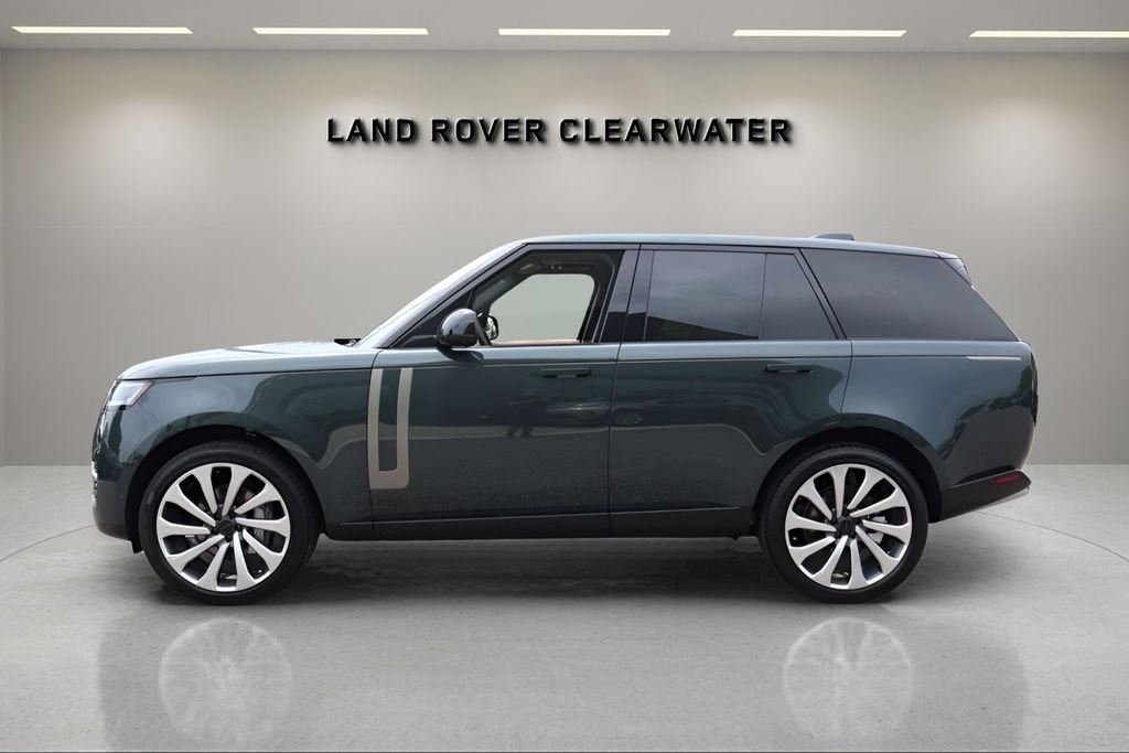 New 2026 Belgravia Green LAND ROVER SE image 2