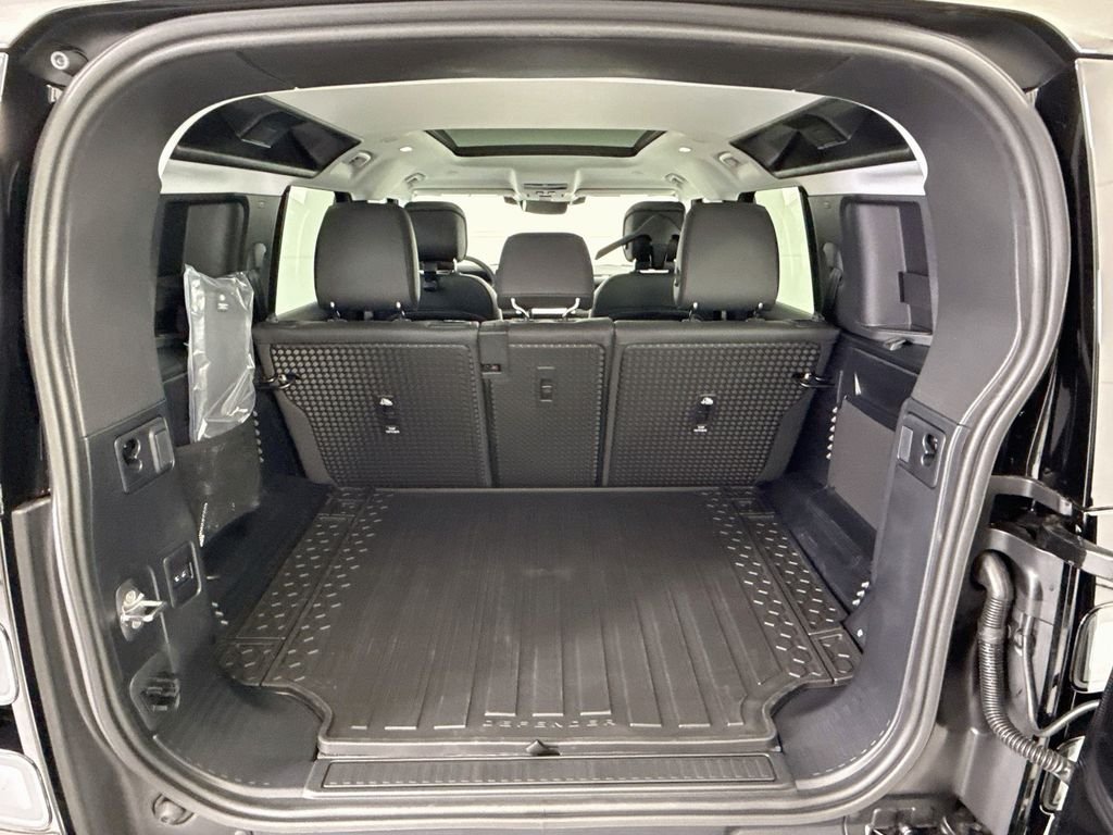 New 2026 Santorini Black Land Rover S image 28