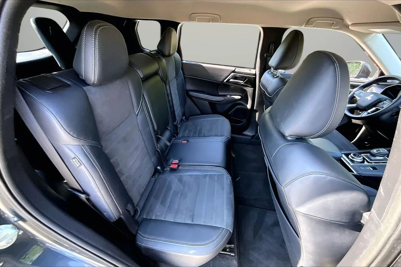 Certified Used 2024  Mitsubishi SE image 24