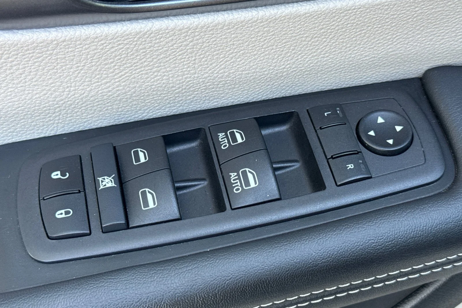 2024 Chrysler Pacifica Touring L - Photo 11