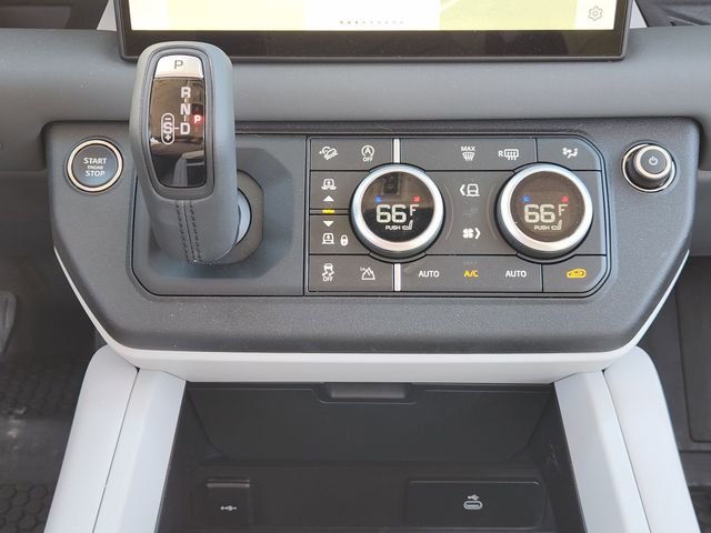Used 2025 Santorini Black Metallic Land Rover X-Dynamic SE image 18