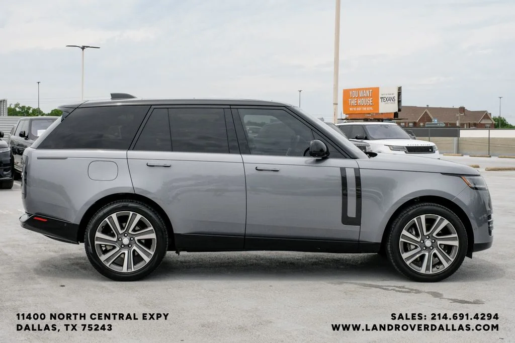 Used 2023 Grey Land Rover SE image 5