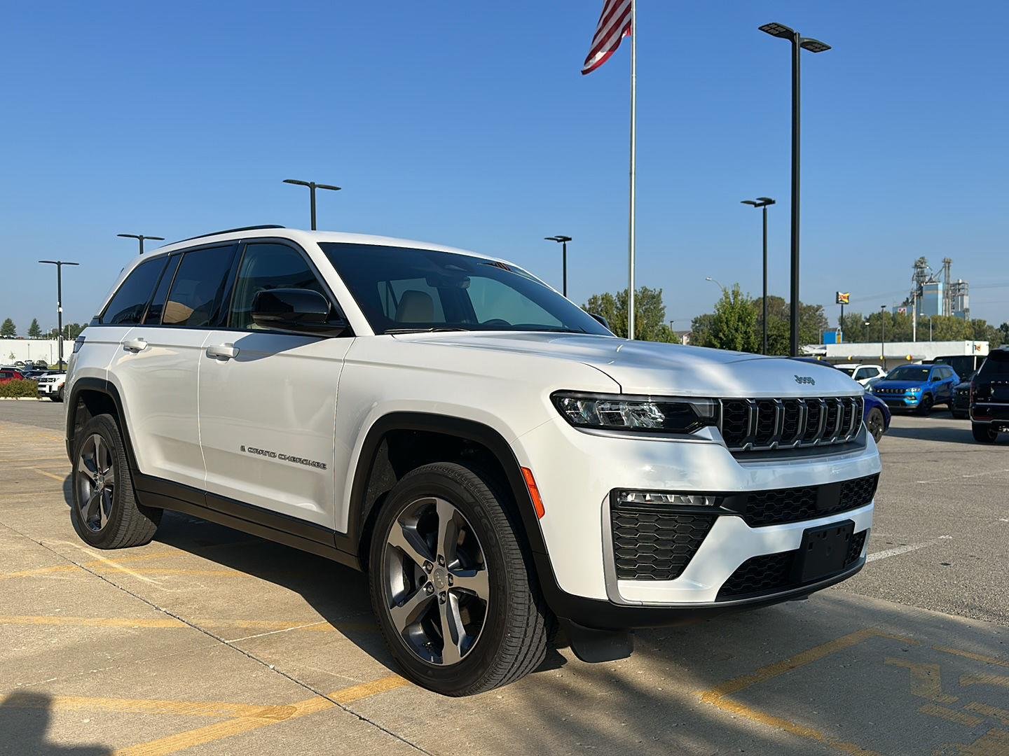 New 2026 Bright White Clear-Coat Exterior Paint Jeep Limited image 5