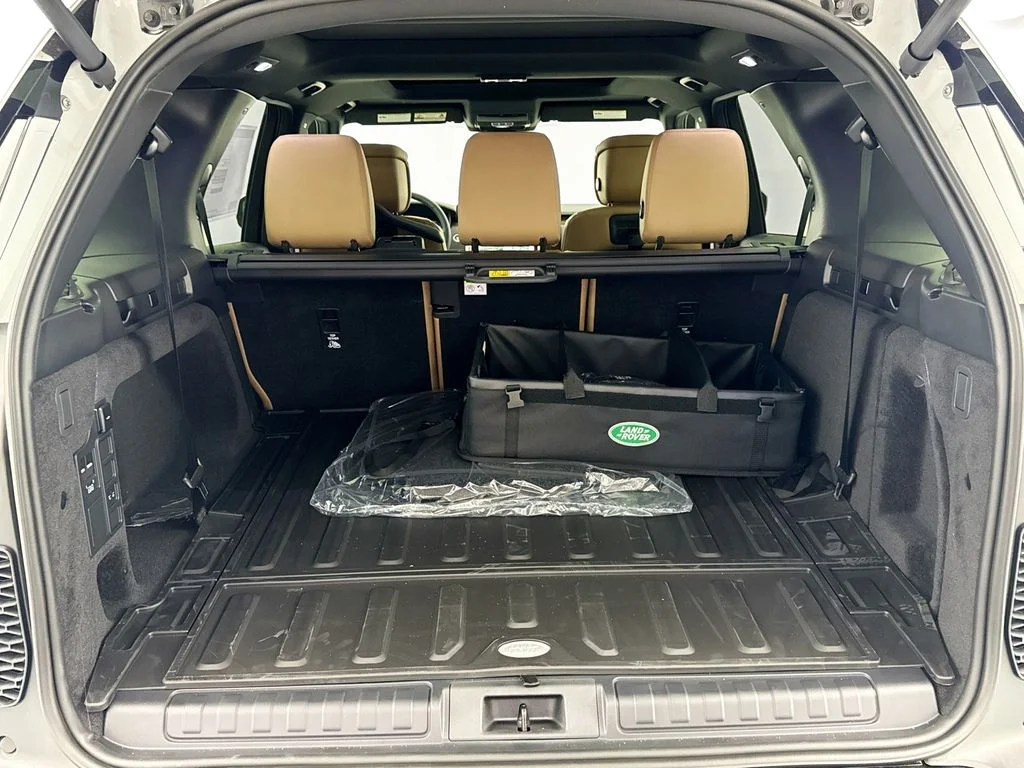 New 2026 White Land Rover Dynamic SE image 27