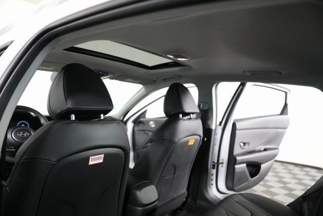 2025 Hyundai Elantra Limited - Photo 17