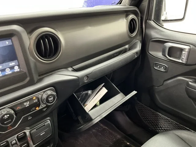 Used 2022  Jeep Willys image 33