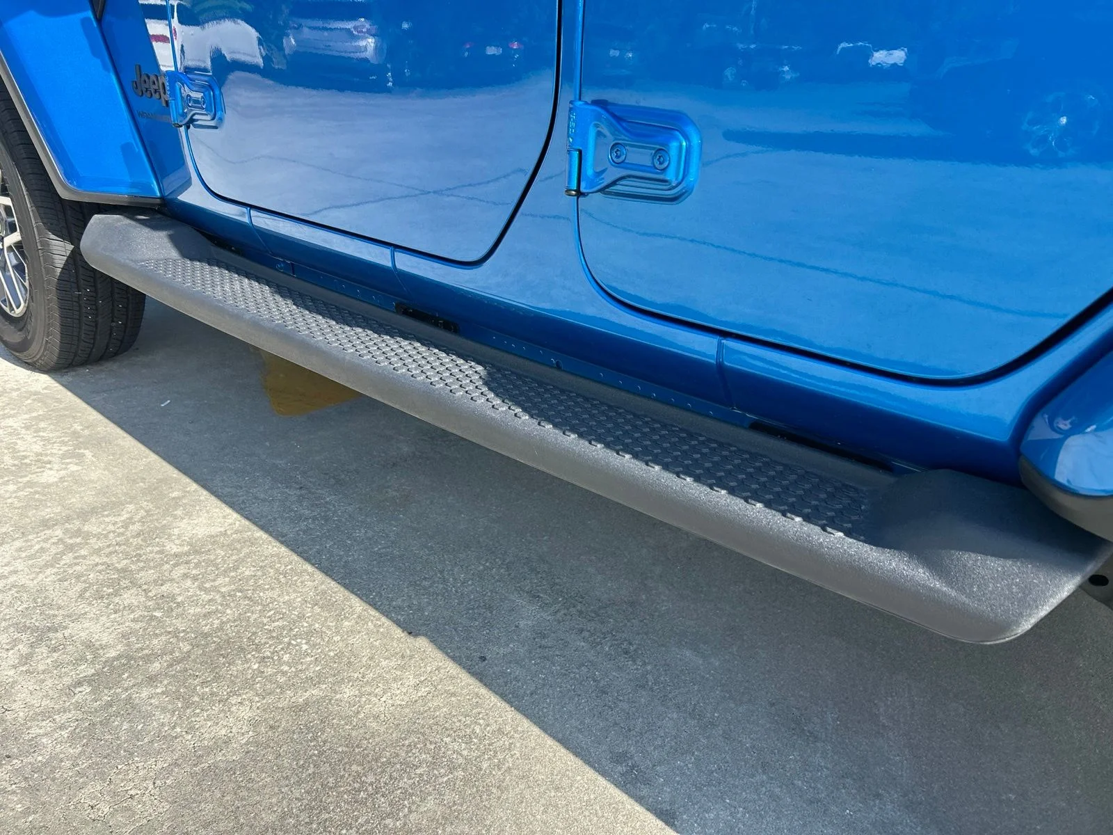 Used 2025 Blue Pearl Jeep Sahara image 19