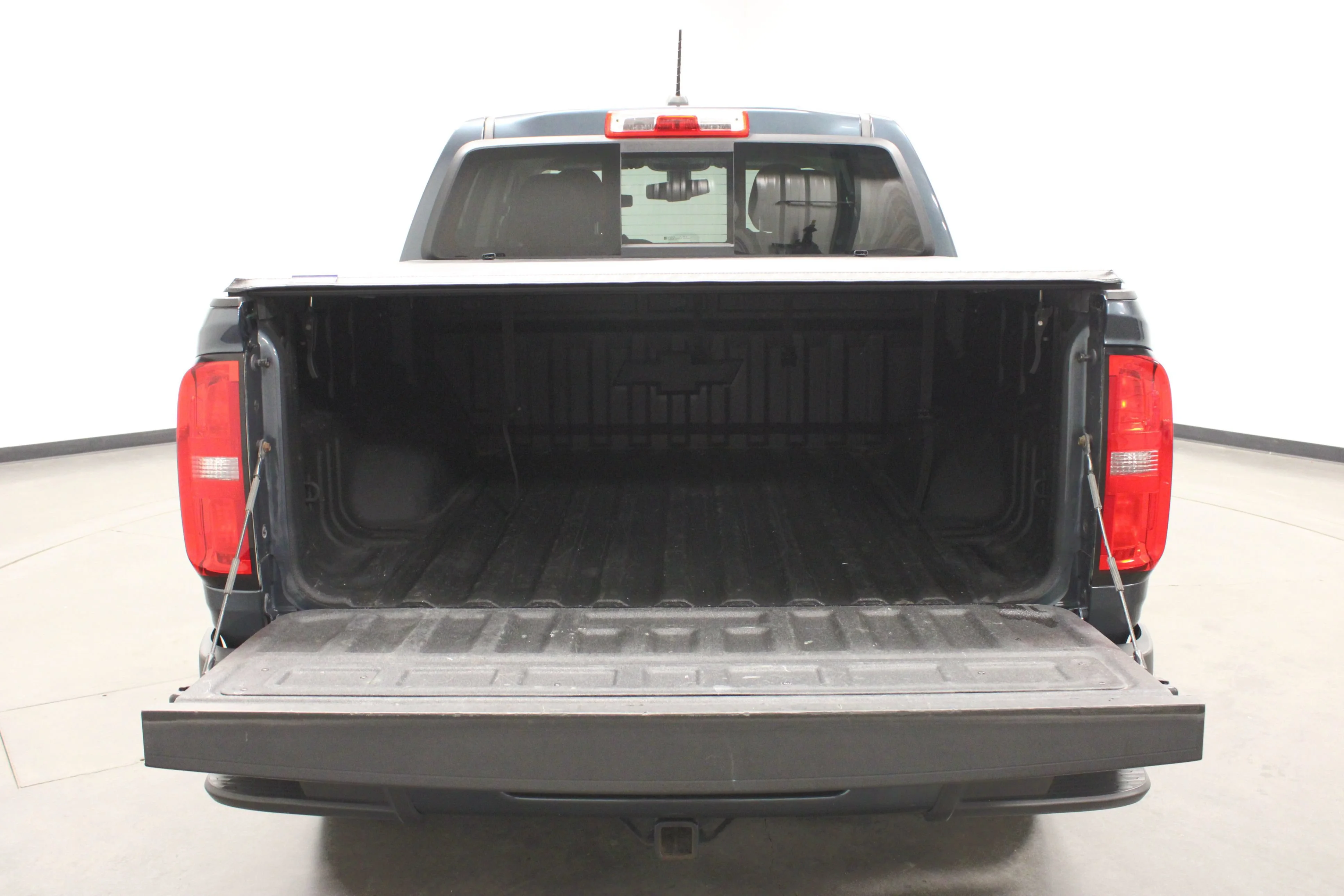 Used 2019 Shadow Gray Metallic Chevrolet Z71 image 14