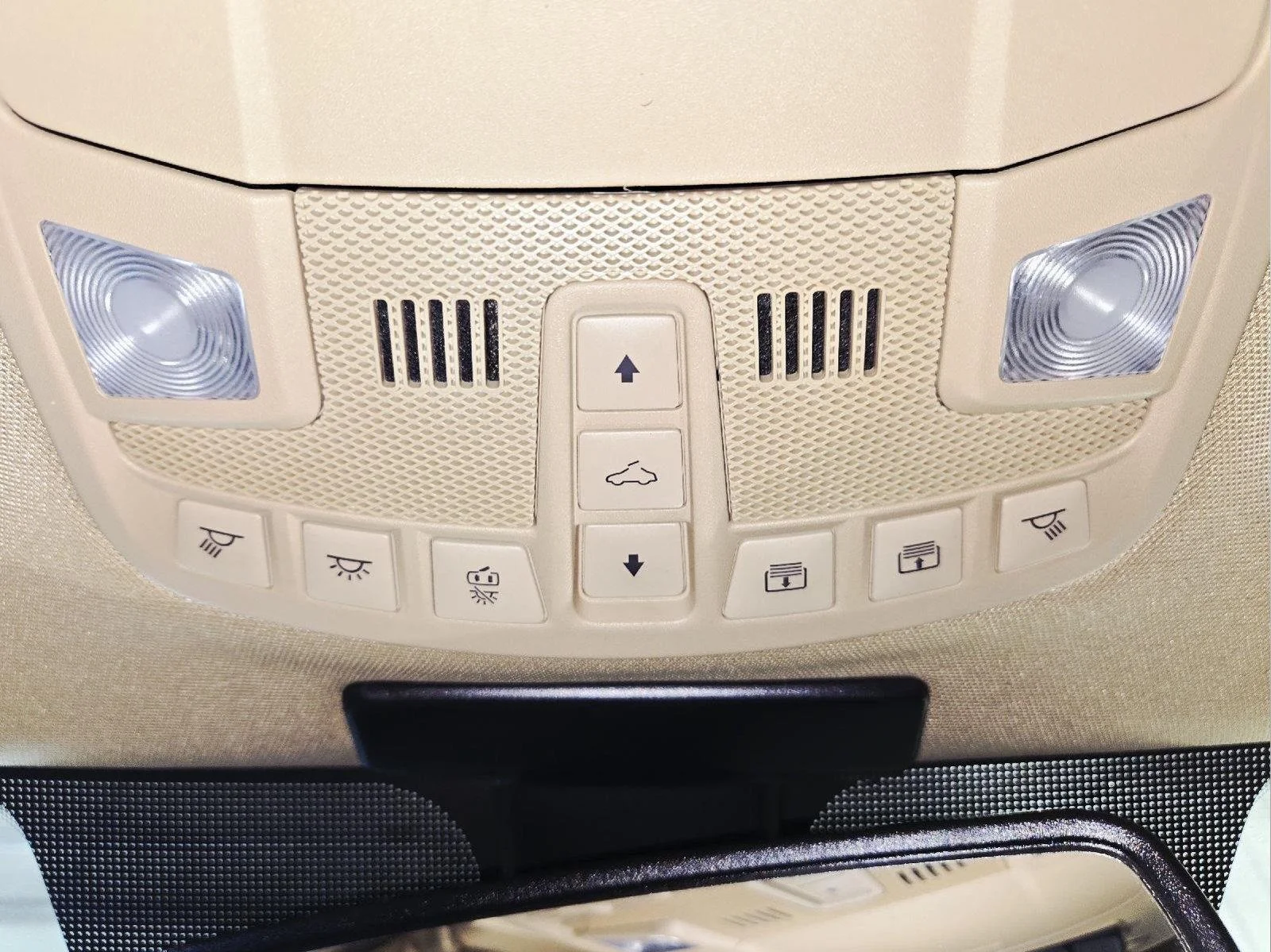 Used 2018 White Gold/Stone Gray Ford Lariat image 28