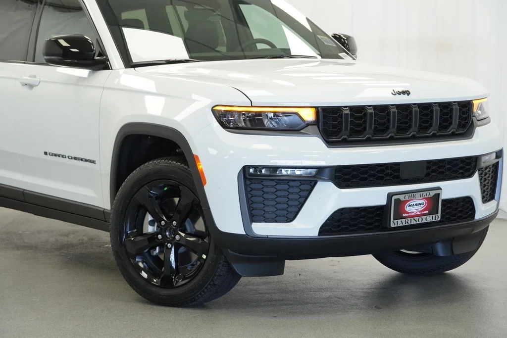 New 2026 Bright White Clear-Coat Exterior Paint Jeep Limited image 3