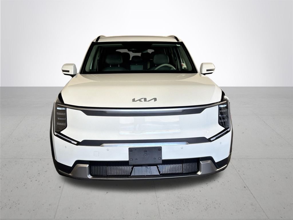 Used 2024 White Kia Wind image 3