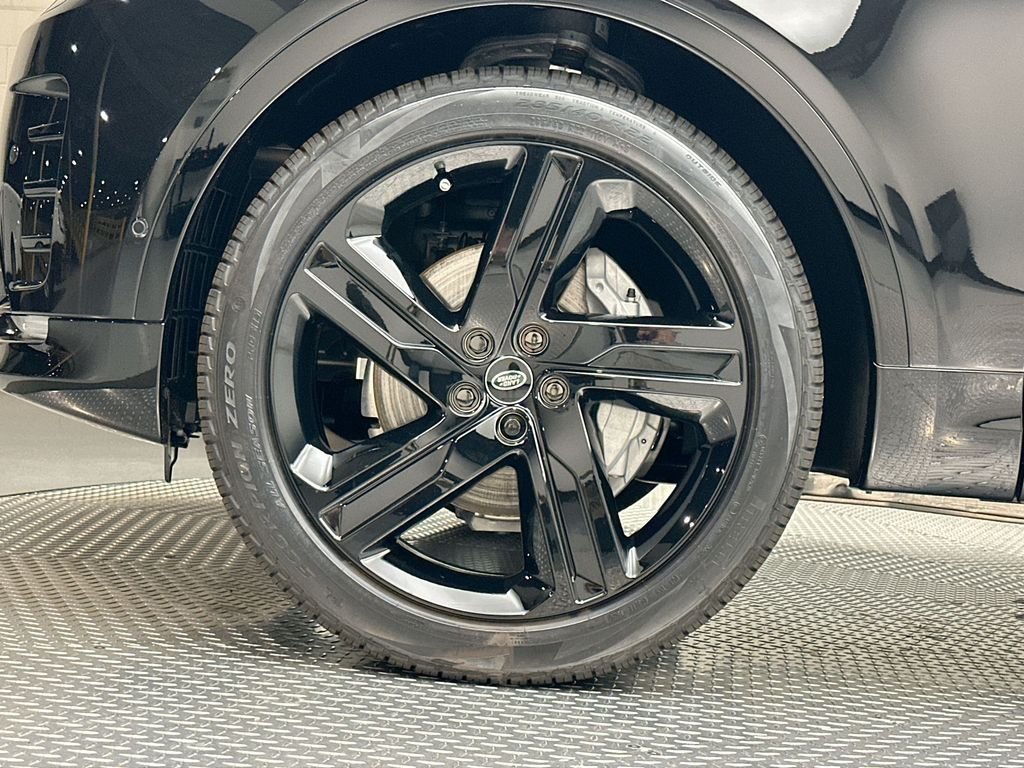 New 2026 Santorini Black Land Rover Dynamic SE image 5
