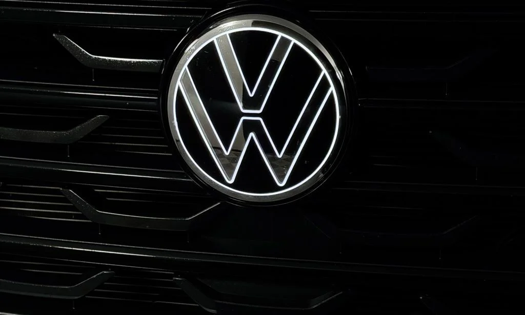 Certified Used 2025 Black Volkswagen 2.0T SE w/Technology image 16