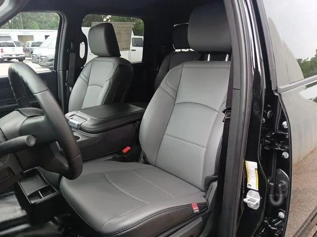 New 2026 Diamond Black Crystal Pearl-Coat Exterior Paint RAM TRADESMAN image 33
