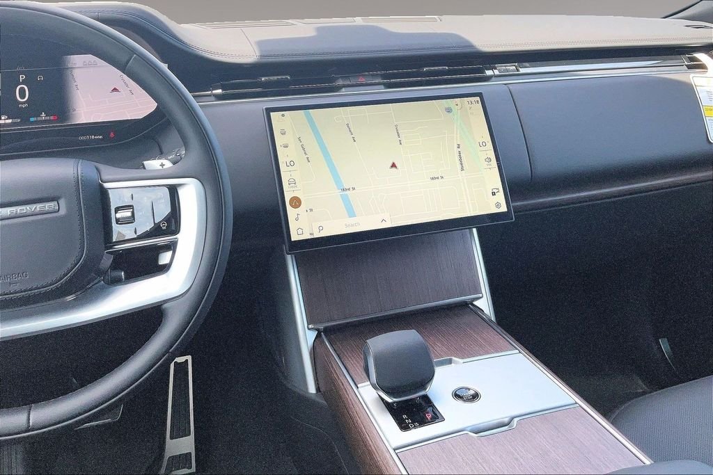 New 2026 SANTORINI BLACK Land Rover SE image 6