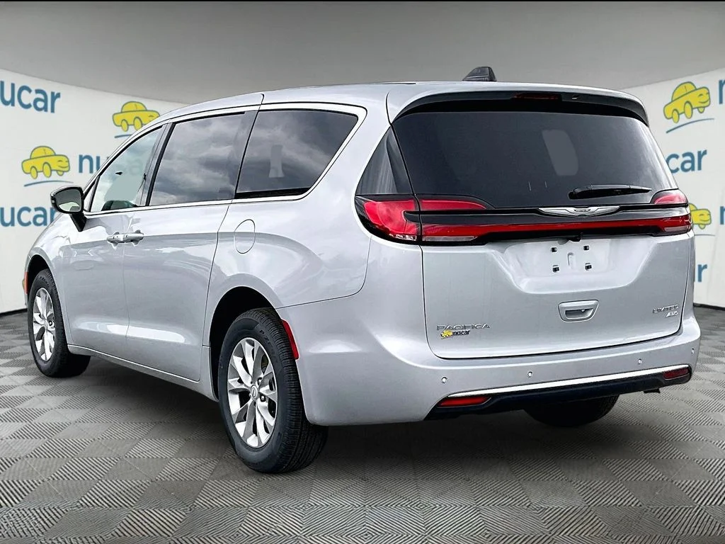 New 2026 Silver Mist Clearcoat Chrysler Limited image 4