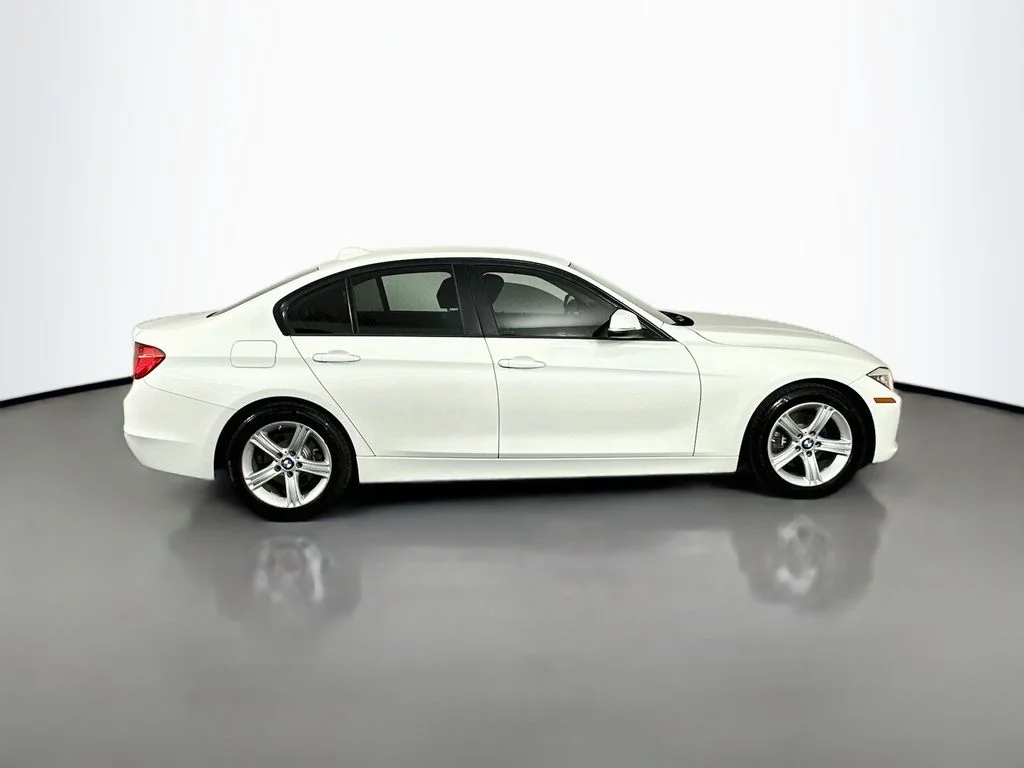 Used 2015 Alpine White BMW 320i image 9