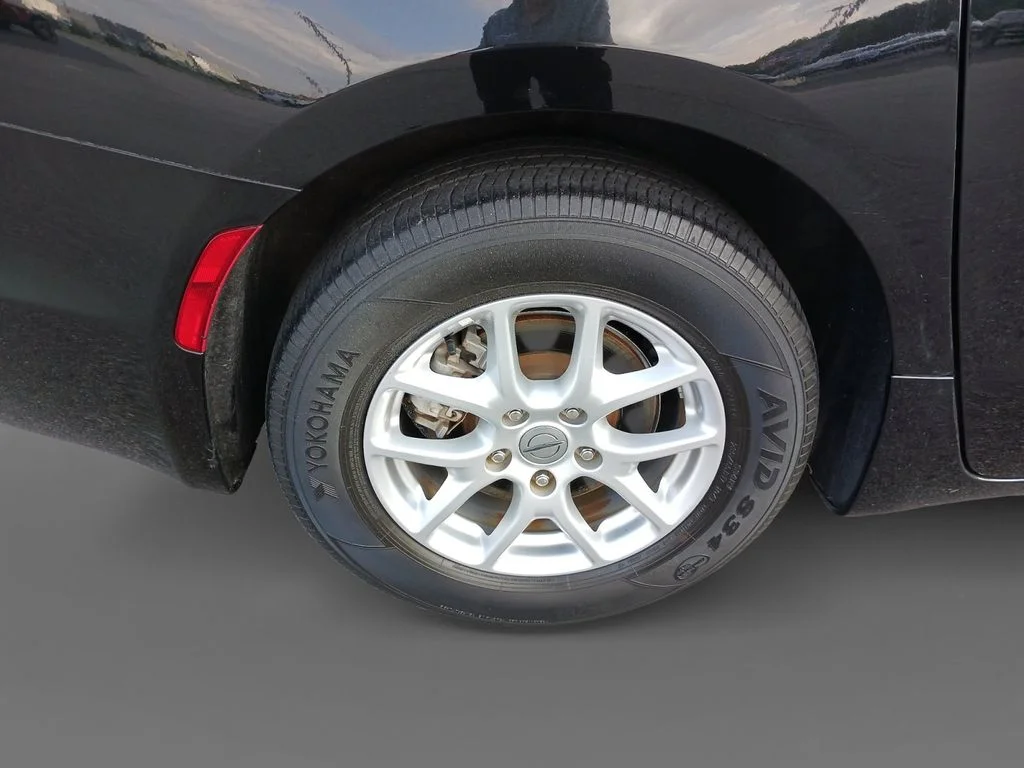 Used 2022 Black Chrysler Touring L image 10