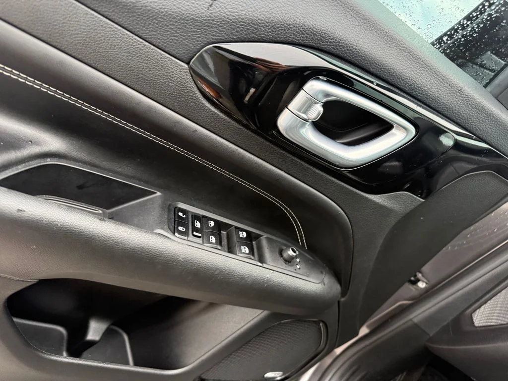Used 2023 Gray Jeep Latitude image 6