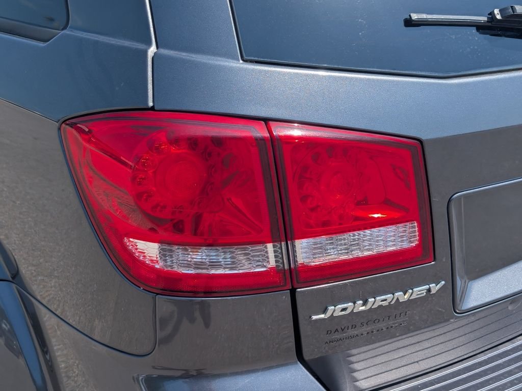 Used 2019 Gray Dodge SE image 9