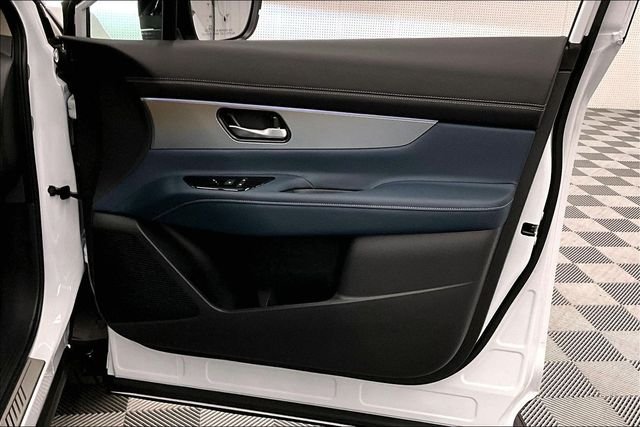 New 2026 Everest White Pearl/Black Nissan Platinum image 39