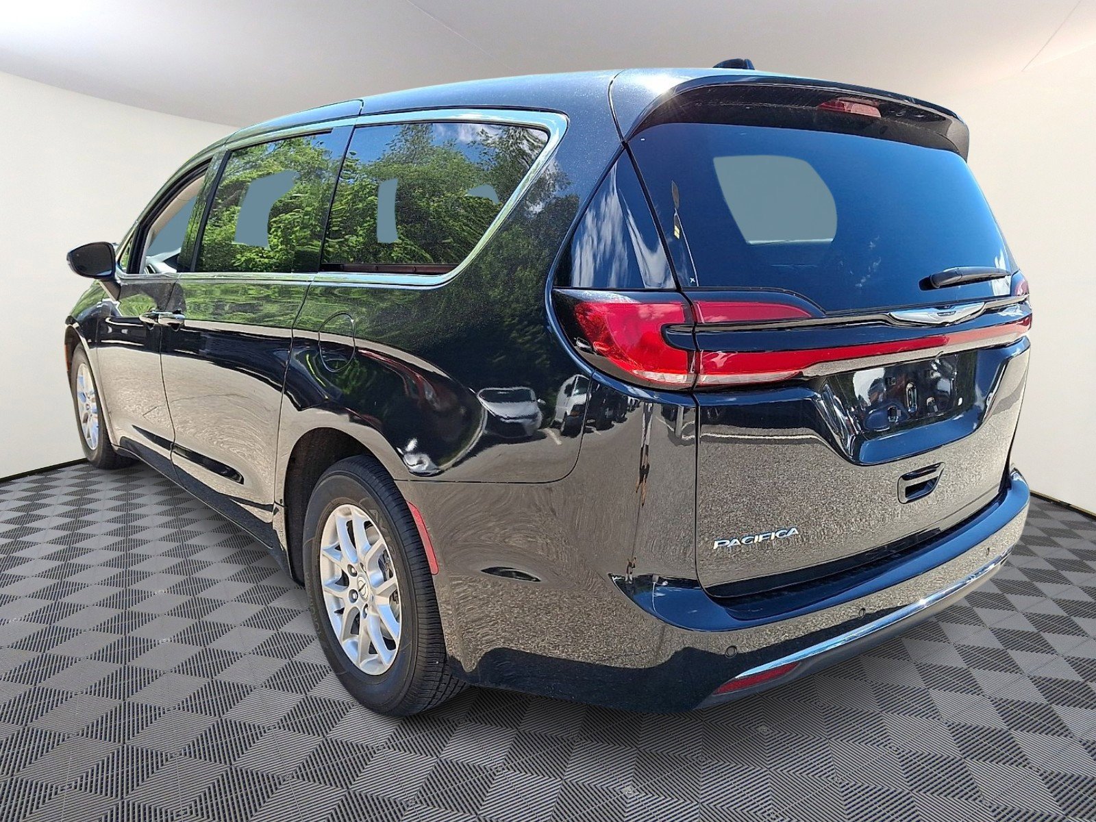 Used 2023 Brilliant Black Crystal Pearlcoat Chrysler Touring L image 3