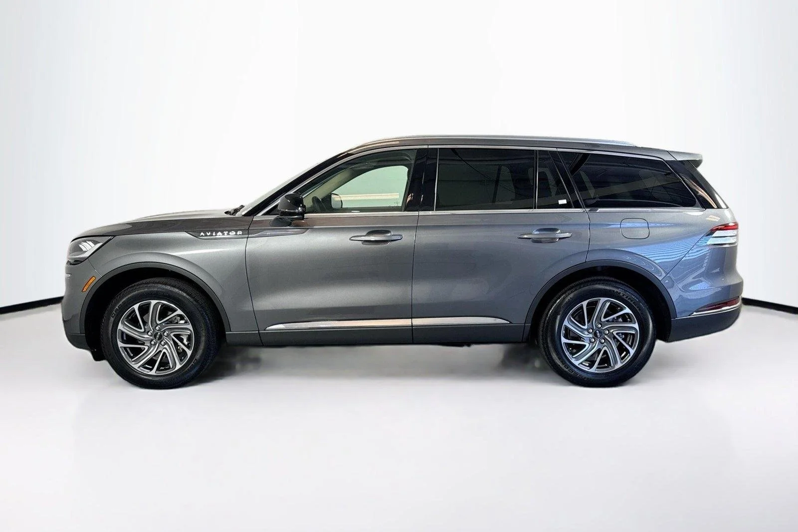 Used 2024 Asher Gray Metallic Clearcoat Lincoln Premiere image 8
