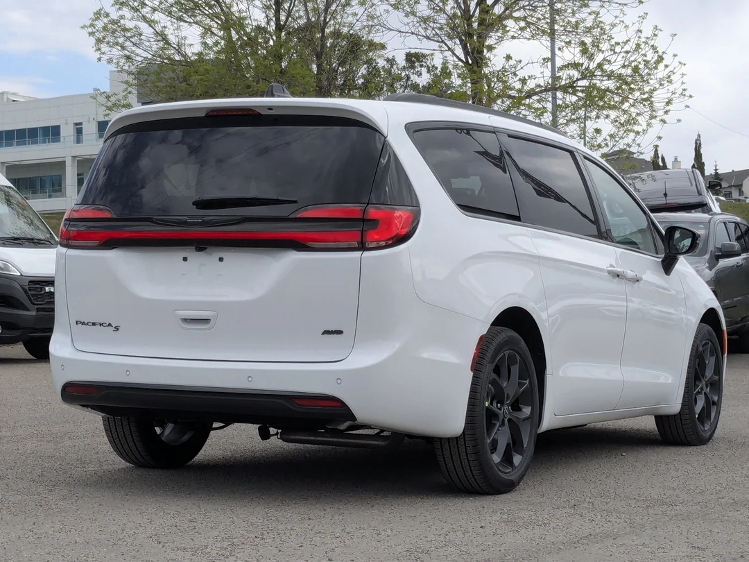 New 2026 White Chrysler Select - - AWD - 3.6L Pentastar V6 - Adaptive Cruise Control - Blind Spot Monitor & More! image 8