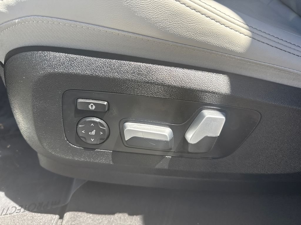 Used 2024 White BMW sDrive40i image 23