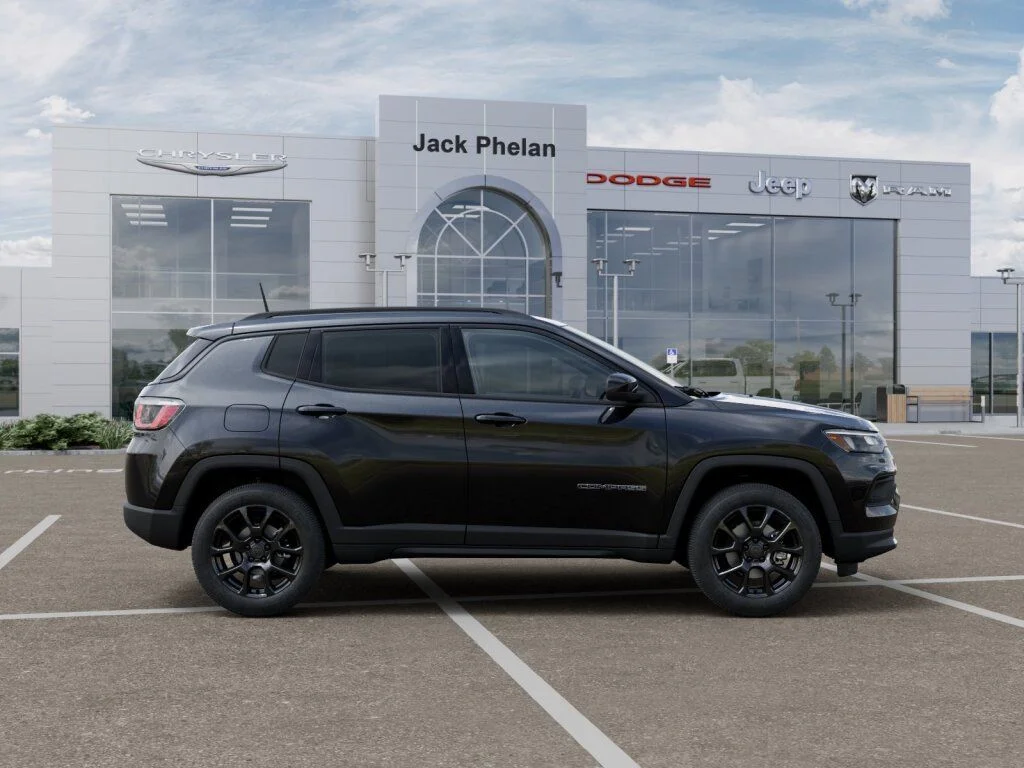 New 2026 Diamond Black Crystal Pearl-Coat Exterior Paint Jeep Latitude image 21