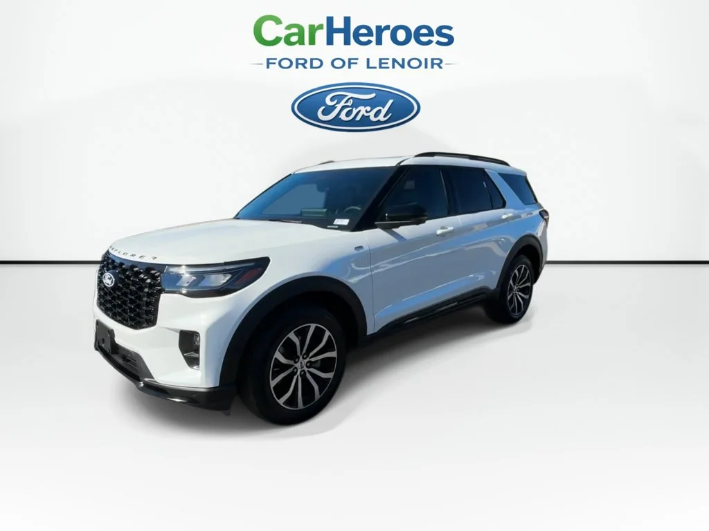 New 2027 Star White Metallic Tri-Coat Ford ST-Line image 4