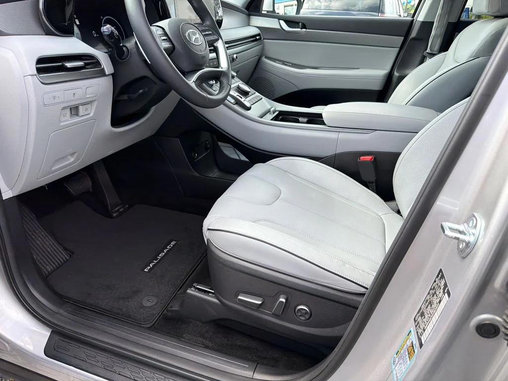 Used 2025 Silver Hyundai SEL Premium image 9