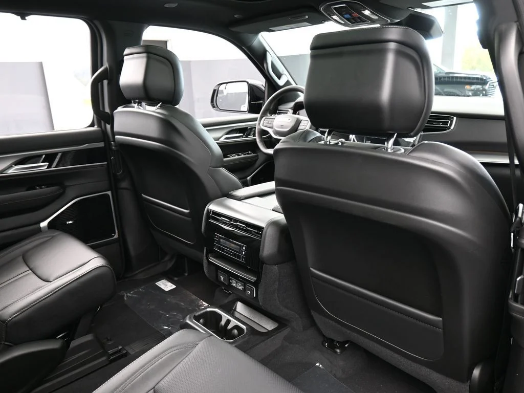 New 2026 Bright White Clear-Coat Exterior Paint Jeep Limited Reserve image 44