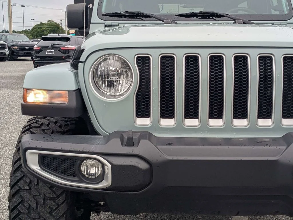 Used 2023 Gray Jeep Sahara image 8