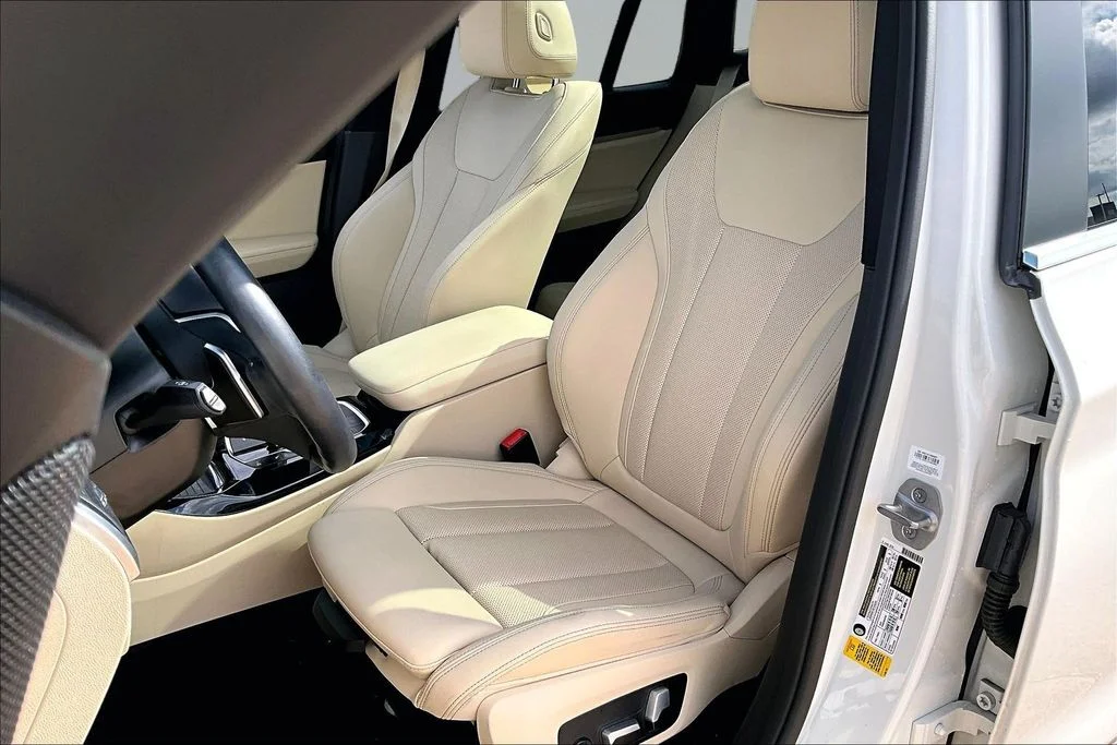 Used 2022 White BMW sDrive30i image 24