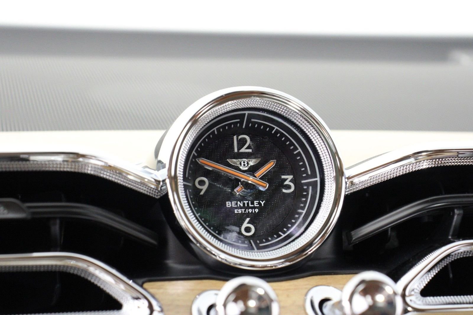 2024 Bentley Bentayga Azure - Photo 16